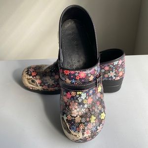 Koi by Sanita flower pattern nursing scrub dr clogs, lightly used size 41